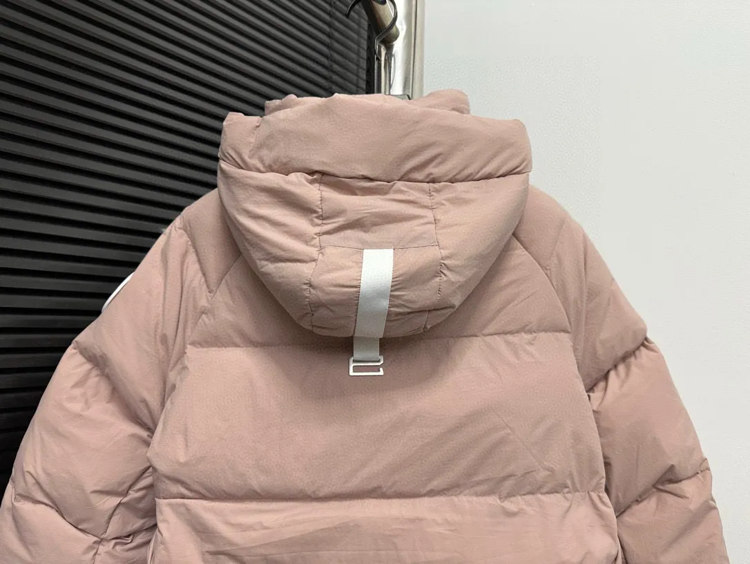 P780 【𝗖𝗔𝗡𝗔𝗗𝗔 𝗚𝗢𝗢𝗦𝗘】Capsule Series Macaron White Label Fabric: Made of soft EnduraLuxe fabric imported from DuPont, CORDURA, USA, which enhances the durability of easy-to-wear parts, is lightweight and durable; the liner is made of 400T anti-velvet gallbladder, which is comfortable, soft and non-velvet. : Equipped with a detachable hood, which can be adjusted in two directions, and is also filled with down, which brings greater softness and wrapping around the head and neck, and is full of warmth. This parka features white trim on the back and sides, and the hardware locks are all original and custom-made to match the muted fabric color. Goose label: The official website’s new series of silicone material labels, non-embroidery labels. Length: Fit hip-length. Size: XS-L